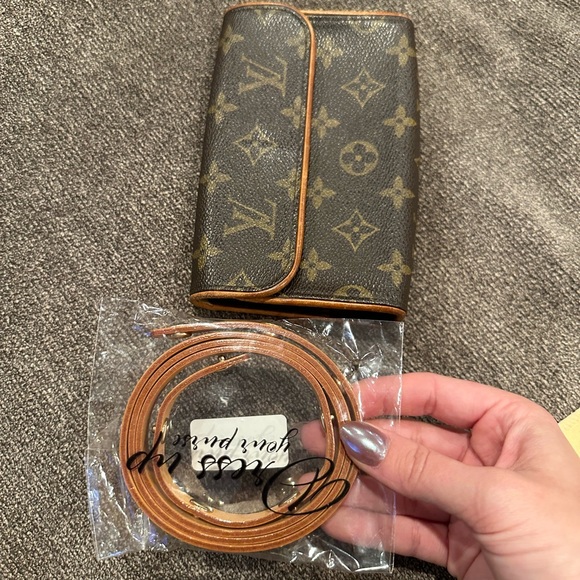Louis Vuitton Belt Bag - Picture 5 of 12